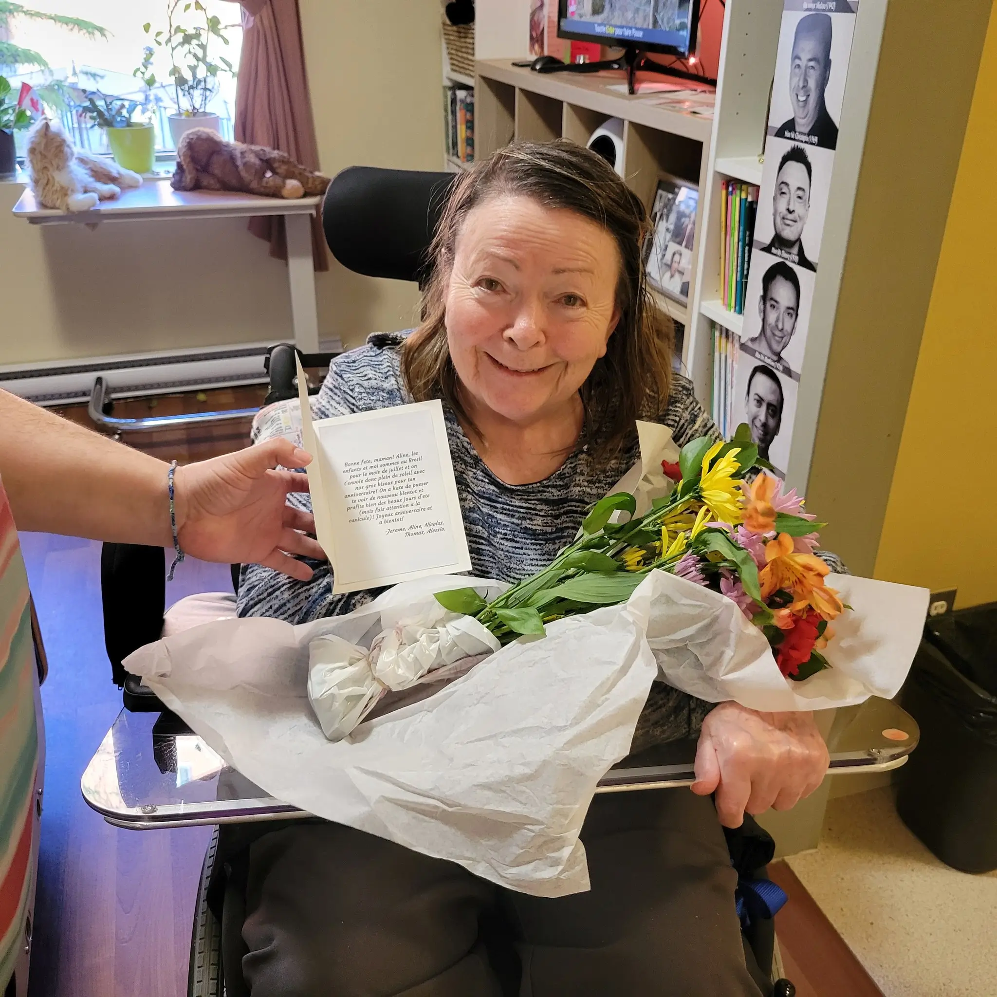 À son anniversaire, Claudine a reçu de magnifiques fleurs et une gentille carte de la part de Jérôme et Aline. image