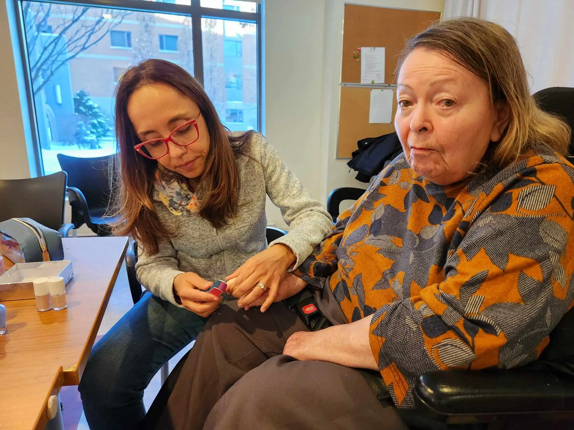 Un beau cadeau: Aline offre une chouette manucure à Claudine image