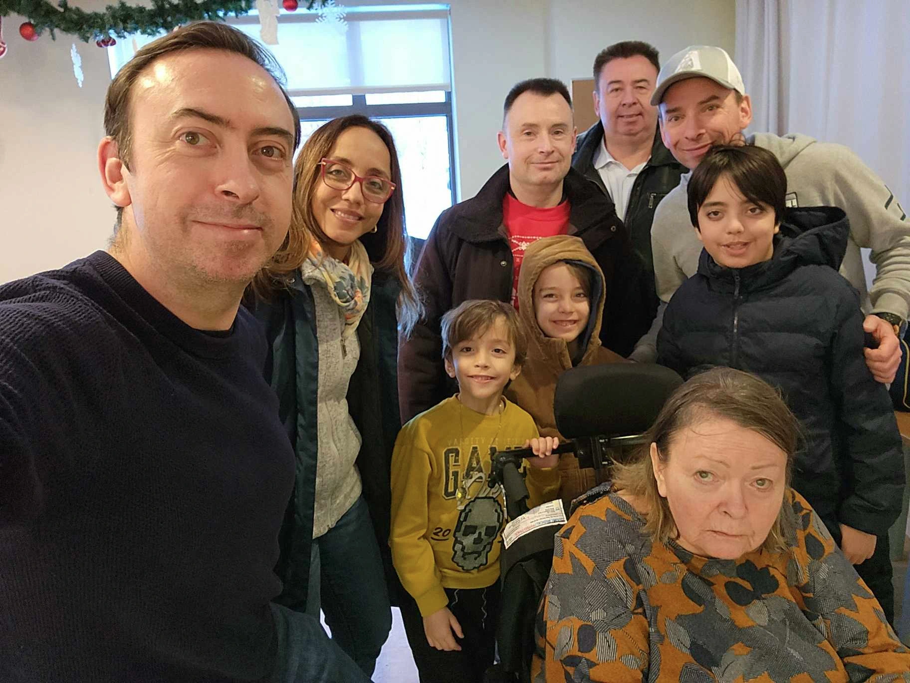 Adultes: Jérôme, Aline, Thierry, Christophe, Matthieu. Enfants: Alessio, Thomas et Nicolas. Et Maman qui commençait à fatiguer, visiblement! 🤣 image