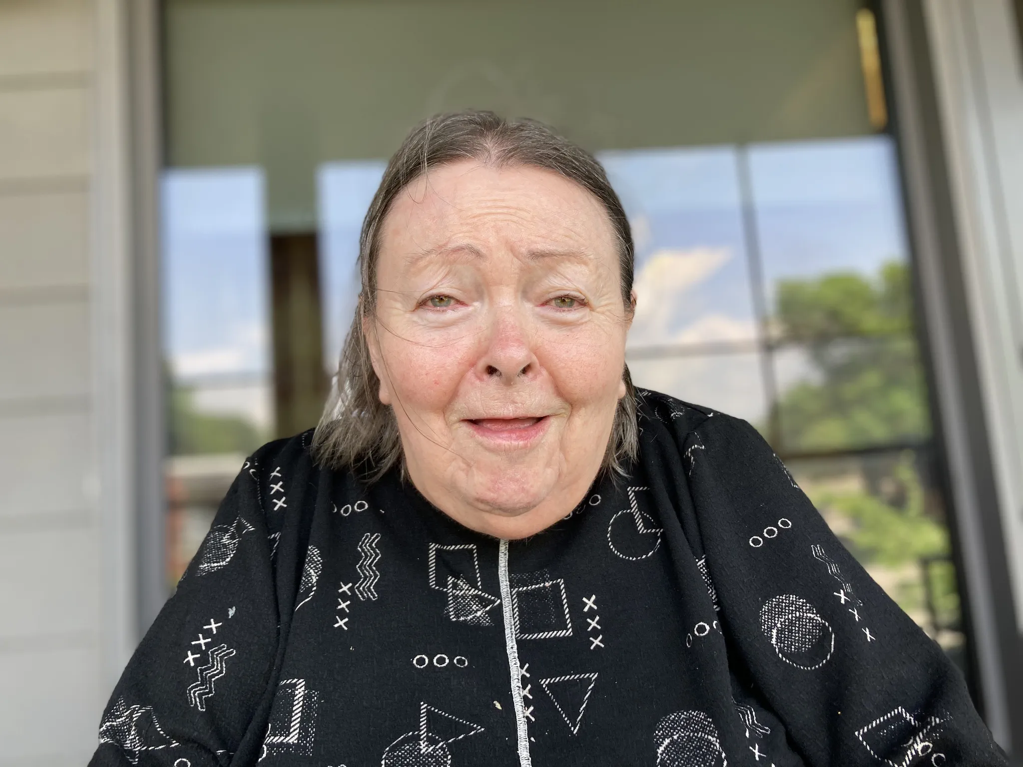 2026-07-03. Maman rigole avec moi alors que je la visite pour son anniversaire. image