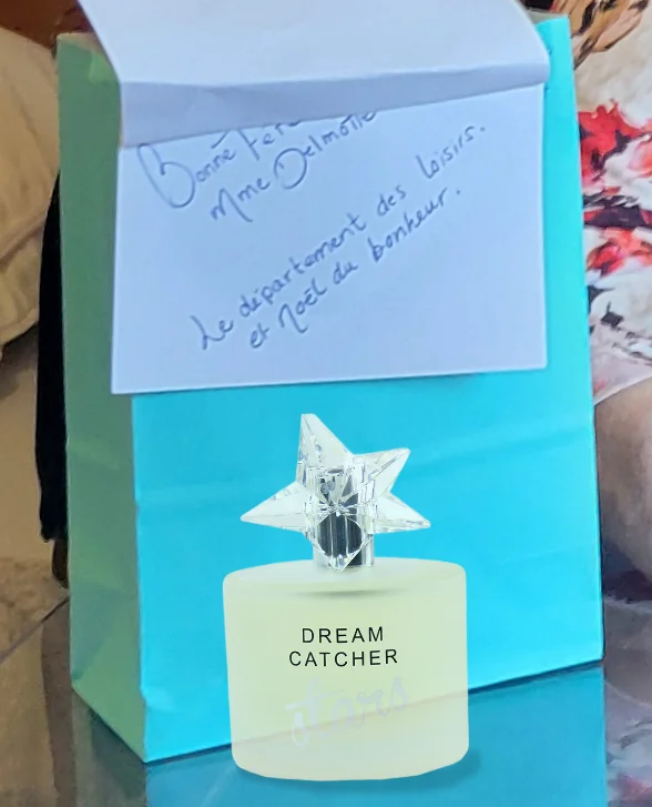 2026-07-05. Touchant: le CHSLD décore sa chambre de ballons, et lui offre une carte + un autre parfum pour sa fête! image